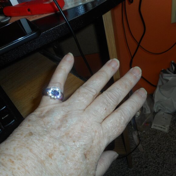 Large Red stone surrounded by a circle of white stones on gold metal - Picture 2 of 7